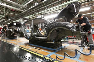 Ngành công nghiệp ô tô châu Âu sợ Brexit “cứng”