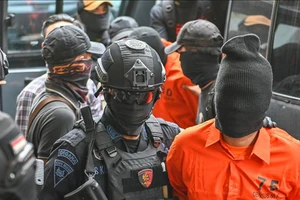  Cảnh sát Indonesia bắt giữ các nghi can khủng bố có liên hệ với tổ chức Nhà nước Hồi giáo (IS) tự xưng, tại Jakarta ngày 17-5-2019. Ảnh: TTXVN