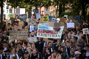 Người dân tuần hành kêu gọi hành động ngăn chặn biến đổi khí hậu tại Lausanne, Thụy Sĩ ngày 27-9-2019. Nguồn: TTXVN
