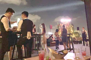 Hàng đêm, Air 360 Sky Bar tại tầng thượng cao ốc The One Saigon hoạt động từ 21 giờ đến 4 giờ sáng hôm sau