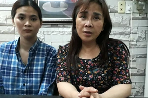 Chị Huỳnh Tiểu Hương (bên phải) cùng con nuôi Huỳnh Tiểu Như