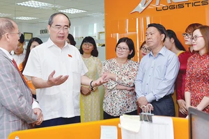 Bí thư Thành ủy TPHCM Nguyễn Thiện Nhân thăm Công ty Daco Logistics. Ảnh: VIỆT DŨNG
