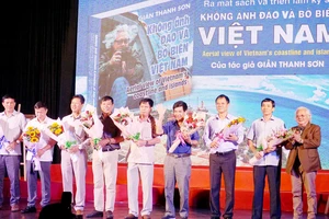 Nhiếp ảnh gia Giản Thanh Sơn (bìa phải) tri ân những phi công của Trung đoàn Không quân trực thăng 917