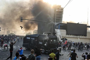 Người biểu tình xung đột với cảnh sát tại khu vực giữa quảng trường Tahrir và vùng Xanh ở thủ đô Baghdad, Iraq ngày 1-10-2019. Ảnh: TTXVN