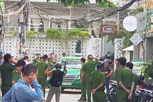 Nhiều cảnh sát giữ trật tự trong buổi thực nghiệm hiện trường ngày 4-10 tại nhà 29 Nguyễn Bỉnh Khiêm. Ảnh: KHÁNH QUỲNH