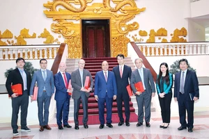 Thủ tướng Nguyễn Xuân Phúc và các doanh nghiệp đầu tư vào Việt Nam. Ảnh: TTXVN