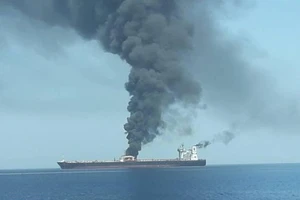 Khói bốc lên từ tàu chở dầu của Iran