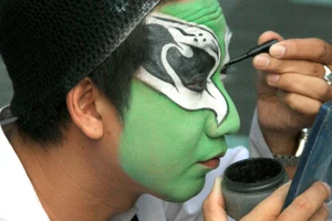 Nghệ sĩ Bảo Châu hóa trang chuẩn bị cho một vai diễn hát bội