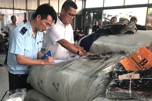 Hải quan TPHCM kiểm đếm lô hàng quần áo nhập khẩu giả mạo xuất xứ Việt Nam