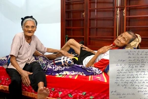 Đơn viết tay tự nguyện xin ra khỏi hộ nghèo của vợ chồng ông Nguyễn Văn Lương và bà Dương Thị Huệ (đều 90 tuổi, trú tại thôn Liên Hương)