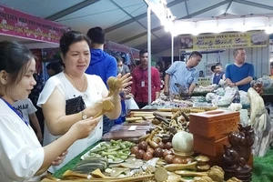 Hội chợ tại các địa phương thu hút đông đảo người tiêu dùng tham quan, mua sắm