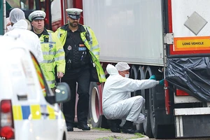 Cảnh sát Anh và chuyên gia pháp y tại hiện trường vụ 39 thi thể trong container