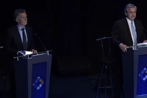  Đương kim Tổng thống Mauricio Macri (trái) và thành viên đối lập Alberto Fernandez trong cuộc tranh luận trực tiếp trước bầu cử tổng thống ngày 20-10-2019. Nguồn: TTXVN