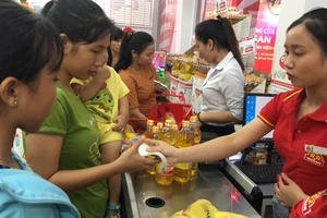 Nhiều thanh niên công nhân đến mua các loại thực phẩm tươi sống tại cửa hàng hỗ trợ giá