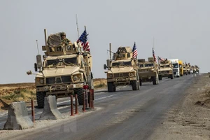 Đoàn xe quân sự Mỹ từ miền Bắc Iraq di chuyển qua thành phố Qamishli, miền Đông Bắc Syria ngày 26-10-2019. Nguồn: TTXVN
