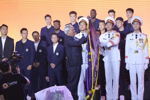 Phó Chủ tịch Quốc hội Uông Chu Lưu gắn Huân chương Lao động hạng Ba lên cờ truyền thống của CLB bóng đá Hà Nội