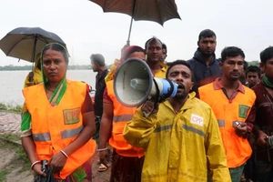 Bangladesh vận động người dân đến nơi tránh bão an toàn. Nguồn: TTXVN