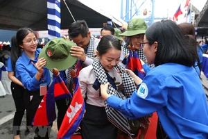 Đoàn thanh niên Thành phố Hồ Chí Minh tặng quà lưu niệm đại biểu thanh niên tàu Thanh niên Đông Nam Á và Nhật Bản năm 2019. Ảnh: TTXVN