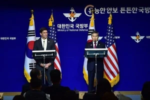 Bộ trưởng Quốc phòng Hàn Quốc Jeong Kyeong-doo (phải) và người đồng cấp Mỹ Mark Esper tại cuộc họp báo sau Hội nghị Tham vấn An ninh (SCM) lần thứ 51 ở Seoul ngày 15-11-2019. Ảnh: TTXVN
