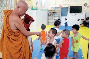 Thầy Thích Thiện Chiếu, trụ trì chùa Kỳ Quang 2, cùng các em nhỏ ở mái ấm tình thương