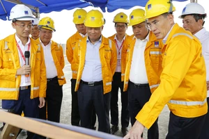Lãnh đạo PV GAS giới thiệu dự án xây dựng kho cảng LNG Thị Vải 
