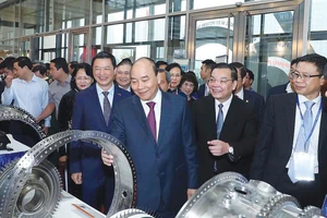 Thủ tướng Nguyễn Xuân Phúc cùng các đại biểu thăm các gian hàng trưng bày tại lễ kỷ niệm 60 năm thành lập Bộ Khoa học và Công nghệ. Ảnh: TTXVN