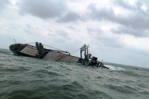 Vụ chìm tàu 9.000 tấn ở vùng biển Hà Tĩnh: Tập trung xử lý dầu loang 