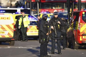Cảnh sát phong tỏa hiện trường vụ đâm dao ở London. Ảnh: AP