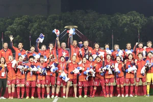 Niềm vui đoạt huy chương vàng của đội tuyển bóng đá nữ Việt Nam Ảnh: DŨNG PHƯƠNG