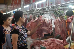 Mua thịt heo tại chợ Bến Thành. Ảnh: CAO THĂNG