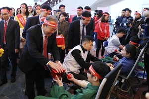 Phó Thủ tướng Thường trực Trương Hoà Bình tặng quà, động viên các thanh niên, sinh viên tham gia hiến máu tình nguyện. Ảnh: VGP