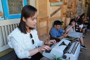Du khách trải nghiệm máy đánh chữ kiểu cũ trong quán cà phê du lịch cộng đồng tại Trà Vinh. Ảnh: VIỆT DŨNG 