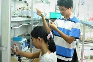 Sinh viên Trường ĐH Khoa học tự nhiên (ĐH Quốc gia TPHCM) thực hành tại phòng thí nghiệm