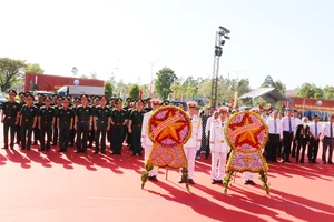 Các đại biểu dâng hương tưởng niệm tại Tượng đài chiến thắng Tua Hai (xã Thái Bình, huyện Châu Thành, tỉnh Tây Ninh)