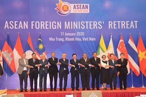 Phó Thủ tướng, Bộ trưởng Ngoại giao Phạm Bình Minh với Bộ trưởng Ngoại giao các nước ASEAN dự hội nghị