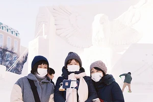 Khách tham quan lễ hội tuyết Sapporo