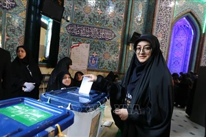 Cử tri Iran bỏ phiếu trong cuộc tổng tuyển cử tại điểm bầu cử ở Tehran ngày 21-2-2020. Ảnh: TTXVN