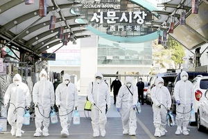 Lực lượng chức năng Hàn Quốc khử trùng ở TP Daegu. Ảnh: YONHAP 
