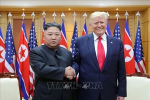 Nhà lãnh đạo Triều Tiên Kim Jong-un (trái) và Tổng thống Mỹ Donald Trump (phải) trong cuộc gặp tại Khu phi quân sự ở biên giới liên Triều ngày 30-6-2019. Nguồn: TTXVN