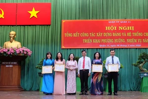 Phó Bí thư Thành ủy, Chủ tịch HĐND TPHCM Nguyễn Thị Lệ tuyên dương các cá nhân và tập thể tiêu biểu quận 11