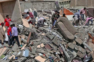 Lực lượng cứu hộ tìm kiếm các nạn nhân trong vụ tòa nhà sụp đổ. Ảnh: PAKISTAN TODAY 