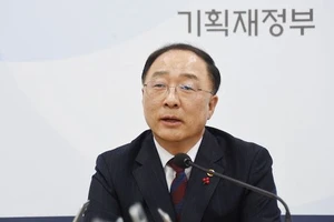 Phó Thủ tướng Hong Nam-ki kêu gọi sự đồng lòng, hợp sức của khối nhà nước và tư nhân nhằm giảm thiểu thiệt hại kinh tế từ dịch Covid-19. Nguồn: PULSENNEWS