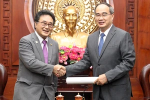 Bí thư Thành ủy TPHCM Nguyễn Thiện Nhân tiếp Tổng lãnh sự Nhật Bản tại TPHCM Kawaue Junichi chào từ biệt nhân dịp kết thúc nhiệm kỳ. Ảnh: HOÀNG HÙNG