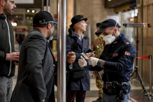 Cảnh sát kiểm tra hành khách tại nhà ga Milan, Italia theo quyết định siết chặt kiểm soát dịch bệnh của chính phủ nước này