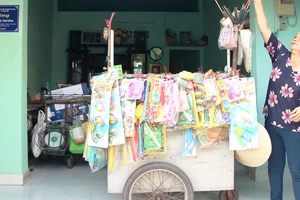 Bà Nguyễn Thị Sâm bên xe hàng chuẩn bị đi bán buổi chiều (căn nhà tình thương được xây tặng năm 2017)