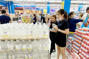 Khách hàng mua dung dịch sát khuẩn tại Aeon Bình Tân. Ảnh: CAO THĂNG
