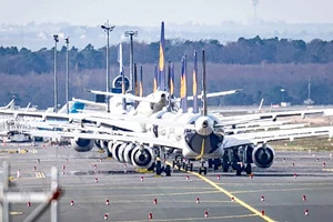 Hàng loạt máy bay của hãng Luffthansa (Đức) đang nằm ở sân bay