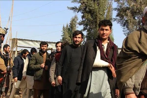 Binh sĩ Afghanistan áp giải các tay súng Taliban bị bắt giữ tại Kunduz, ngày 10-2-2020. Ảnh: TTXVN