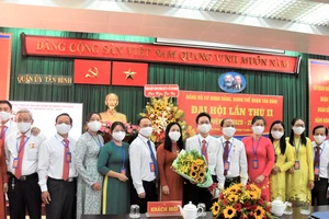 Đồng chí Lê Hoàng Hà, Bí thư Quận ủy quận Tân Bình (thứ 7 từ trái vào) chúc mừng các đồng chí trong Ban chấp hành khóa mới