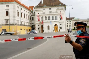 Cảnh sát gác tại Phủ Tổng thống Áo sau một vụ đe dọa đánh bom. Ảnh: REUTERS 